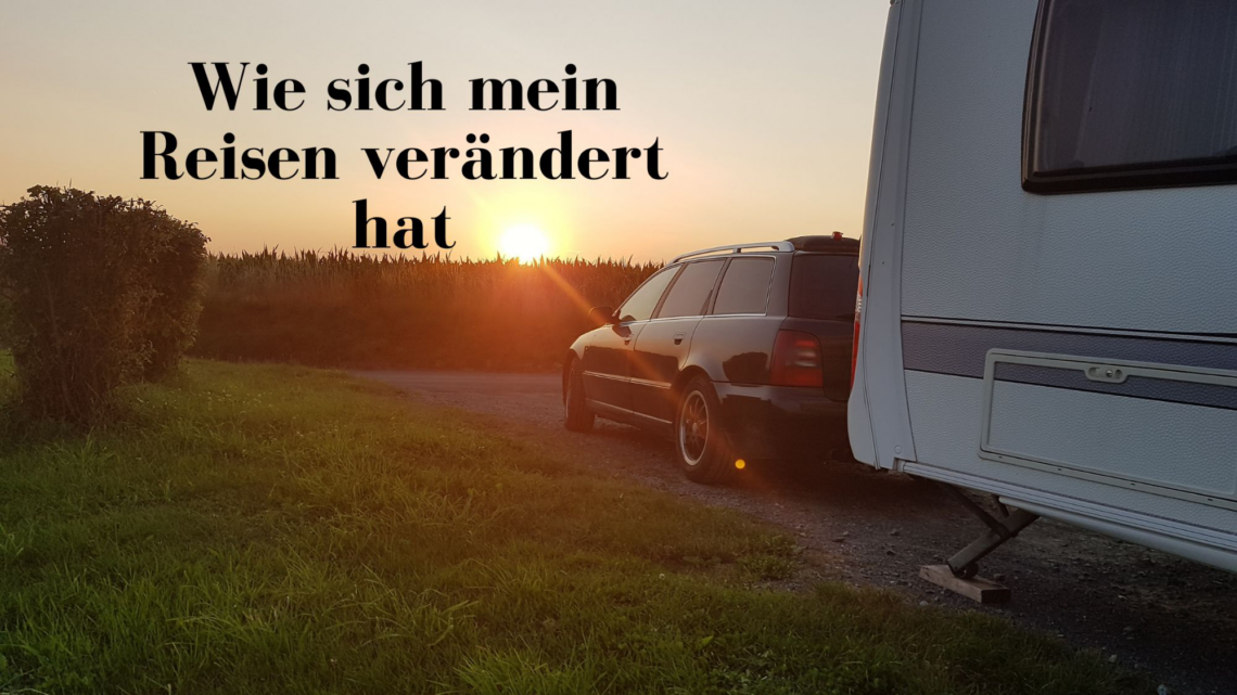 Auto und Wohnwagen beim Sonnenuntergang