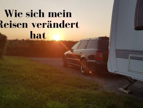 Auto und Wohnwagen beim Sonnenuntergang