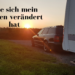 Auto und Wohnwagen beim Sonnenuntergang