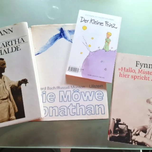 Endlich habe ich Zeit, meine Beiträge zu den Blogparaden zu schreiben. Nummer 1 ist fertig. Die Blogparade von @edith_gould_autorin hat mich als Bücherwurm direkt angesprochen. Sie fragt nach drei Büchern, die mein Leben auf den Kopf gestellt haben.
Nun, ich tst mich etwas schwer, nur 3 aussuchen zu dürfen. Also sind es jetzt doch 5 geworden. Alles Bücher, die mich von ca. 15 -Mitte 20 sehr beschäftigt haben. Die mehr oder weniger kleine, innere Revolutionen ausgelöst haben und mit Sicherheit die Entwicklung meiner Persönlichkeit entscheidend beeinflusst haben. 
Vier dieser Bücher siehst du auf dem Foto. Man kann unschwer erkennen, dass ich schon ein klein wenig länger auf dieser Welt bin. Ich habe sie rausgekramt und mich sofort wieder ans Lesen gemacht.  Ich bin neugierig: hast du auch solche Bücher? Wenn ja, dann hinterlasse doch einen Kommentar.  Oder noch besser: schreibe einen eigenen Artikel und poste den Link dazu unter Ediths Aufruf. Ich freue mich darauf, denn dort sind schon so viele schöne Beiträge zu finden.  #bücherverändernleben #bücherverrückt #thecontentsociety #onlinearbeiten #onlinekurse #onlinecoaching #Stressmanagement #burnoutprävention #bloggenmachtglücklich