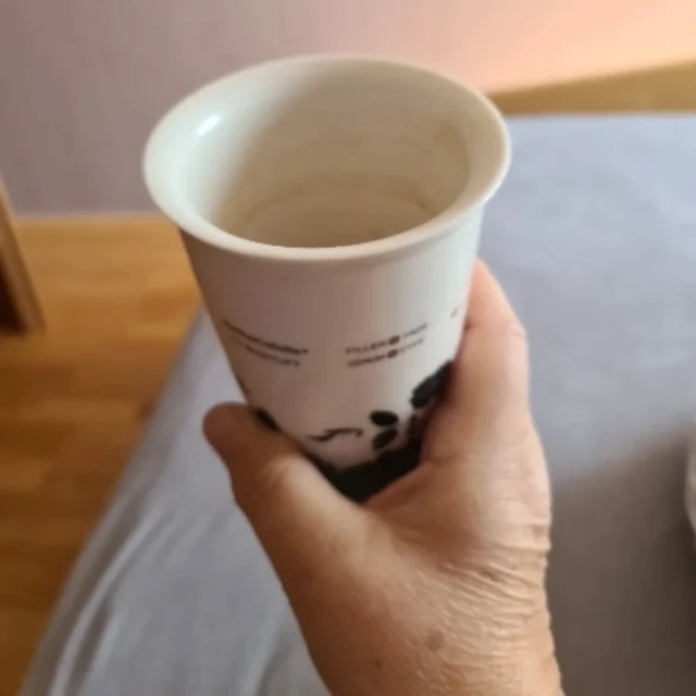 Mein #12von 12 im Juni25 ist online. Es war, na sagen wir mal, ein voll gechillter Tag. Der war aber auch nötig, um zur Ruhe zu kommen und meine Stimme zu schonen. 
1. Kaffee am Morgen
2. Ab auf die Akupressurmatte
3. Die Kornblumen aus Finnland sind aufgegangen
4. Erdbeerernte aus dem Garten
5. Flüssigkeit auffüllen bei einem Krimi
6. Wäsche nebenbei aufhängen. 
7. Unser verwildeter Weg in den Innenhof
8. Eiskaffee gegen die hohen Temperaturen 
9. Ein wenig in den vielen Blogparaden schmökern
10. Frische Kokosnuss als Mitbringsel aus Malaysia  #12von12 #Stressmanagement #burnoutprävention #bloggenmachtglücklich #onlinecoaching #onlinearbeiten
